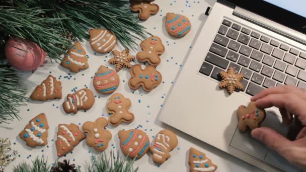 Flirt concept. Traditionele kerstkoekjes — Stockvideo