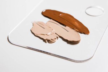 Beyaz arka plan üzerinde kozmetik Vakfı paleti