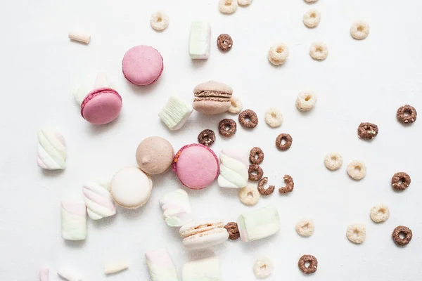 Pohled shora sladkostí na bílém pozadí — Stock fotografie