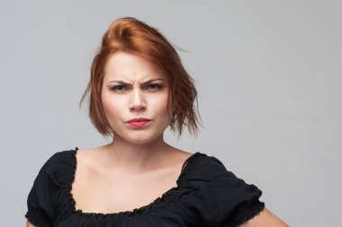 Zina şüphe. Öfkeli kadın kıskançlık