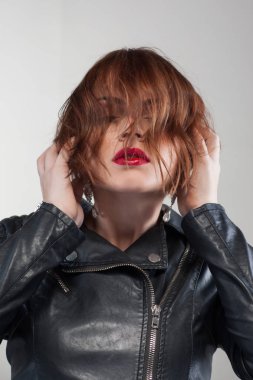 Modern şık gençlik. İçine kapanık kişi