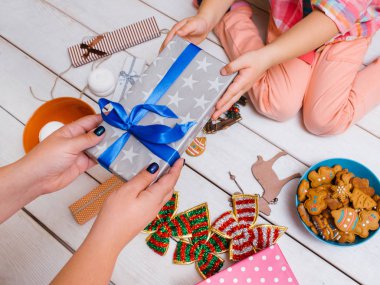 Yeni yıl gününde aile sevgisi. Noel mucizesi