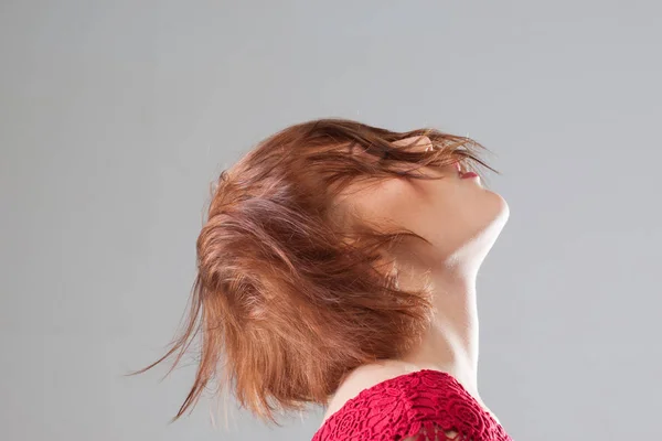 Publicidad de peinado femenino. Sensación agradable — Foto de Stock