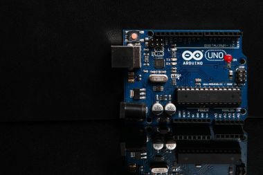 Siyah arka plan üzerinde Arduino Uno kurulu