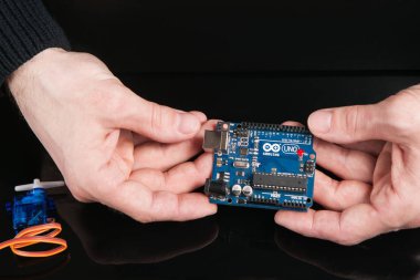 Elinde tutan Arduino Uno kurulu