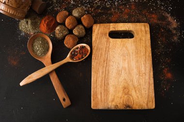 Baharatlı peynir ürün yelpazesine sahip. Sağlıklı rustik gıda