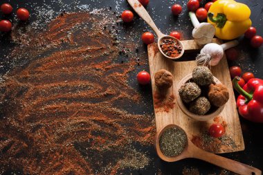 Baharatlı peynir ürün yelpazesine sahip. Sağlıklı rustik gıda