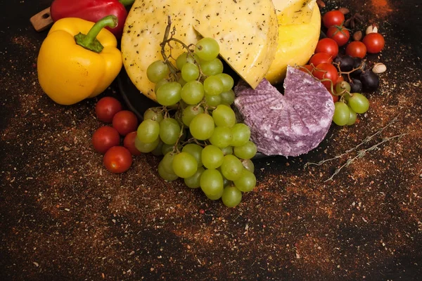 Asortyment serów. Zdrowe jedzenie rustykalne — Zdjęcie stockowe