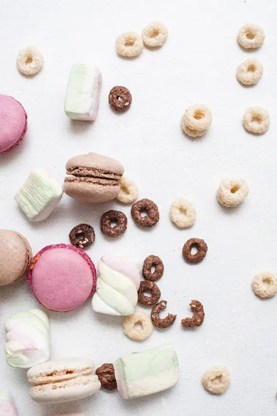 Pohled shora na barevné sladkosti na bílém pozadí — Stock fotografie