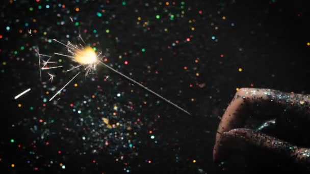 Женщина держит искру фейерверка на праздничном фоне — стоковое видео