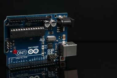 Siyah arka plan üzerinde Arduino Uno kurulu
