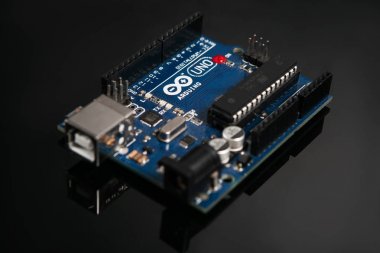 Siyah göz atmak arka plan üzerinde Arduino Uno kurulu