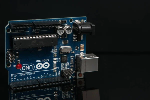 Διοικητικό Συμβούλιο Arduino Uno σε μαύρο φόντο — Φωτογραφία Αρχείου