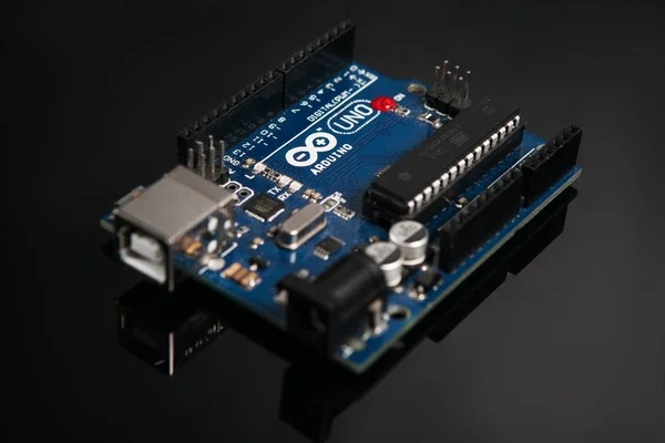 Placa de Arduino UNO em fundo de olhar preto — Fotografia de Stock