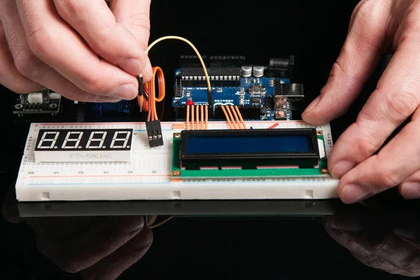 Carte Arduino UNO avec composants électroniques — Photo