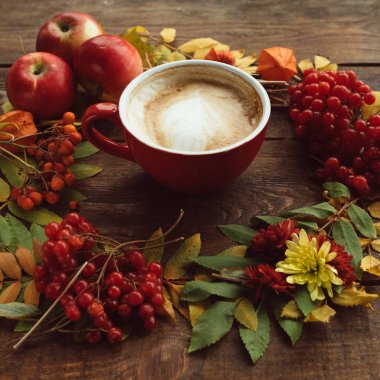 Sonbahar yaprakları ve meyveleri sıcak içecek konsepti karışımı