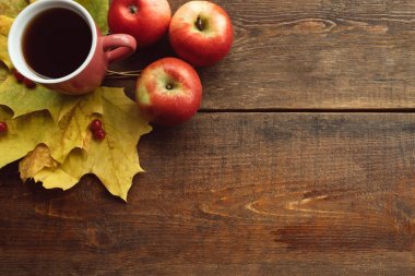 sonbahar çay sıcak olgun ahşap yüzey kavramı bırakır