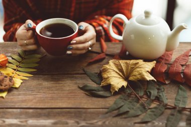 Kadın fincan sıcak çay sonbahar arka plan kavramı
