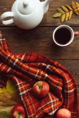 sonbahar çay sıcaklık yaprak olgun ahşap yüzey kavramı