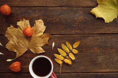 sonbahar çay sıcak ahşap yüzey kavramı bırakır
