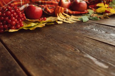 Sonbahar rahat olgun yaprakları ahşap yüzey kavramı mix