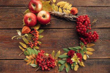 Sonbahar buket olgun çelenk ahşap yüzey kavramı