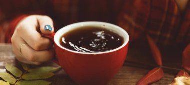 Kadın fincan sıcak çay sonbahar arka plan kavramı