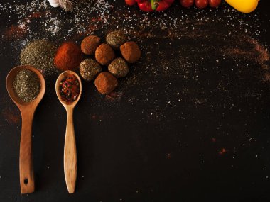 Baharatlı peynir ürün yelpazesine sahip. Sağlıklı rustik gıda