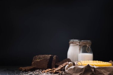 Rustik yerel süt. Süt ve peynir.