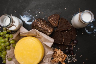 Rustik yerel süt. Süt ve peynir.