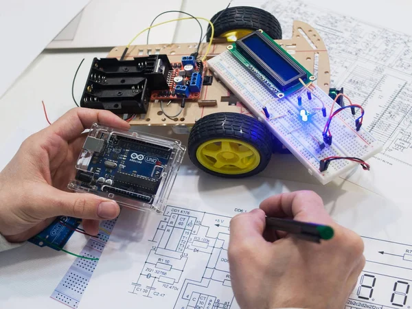 Робототехніка створення з arduino uno мікроконтролера — стокове фото