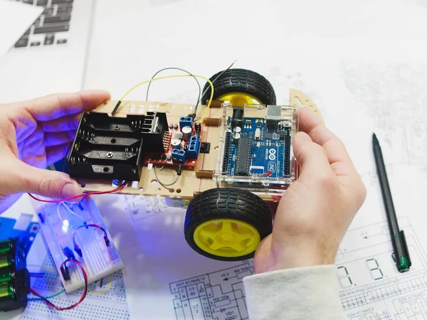 Criação de robótica com microcontrolador uno arduino — Fotografia de Stock