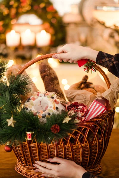Weihnachtswaren Korb Urlaub Essen — Stockfoto