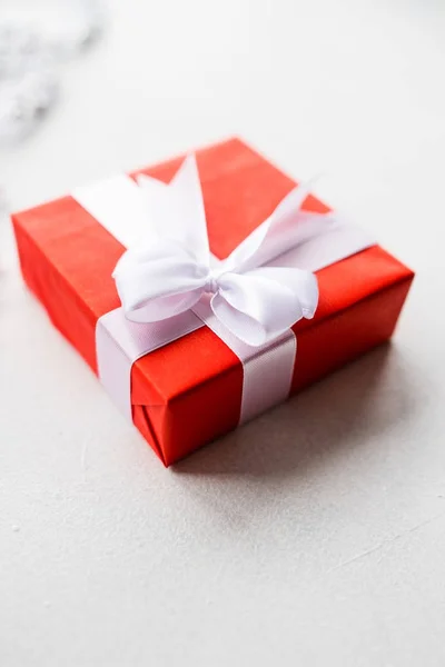 Elegante regalo para las mujeres sobre fondo blanco — Foto de Stock