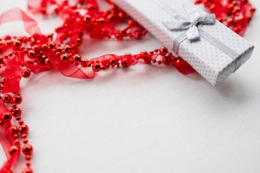 Takı kapalı hediye kaydırma kutusunda mevcut