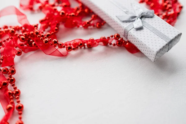 Takı kapalı hediye kaydırma kutusunda mevcut