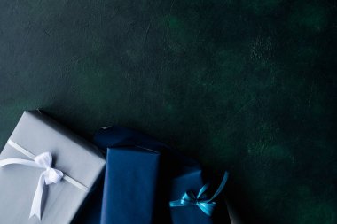koyu arka plan üzerinde zengin erkekler için pahalı hediye