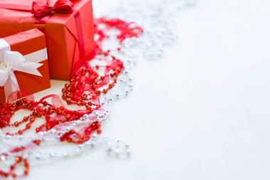 dekor güzel kız için bir hediye sunmak