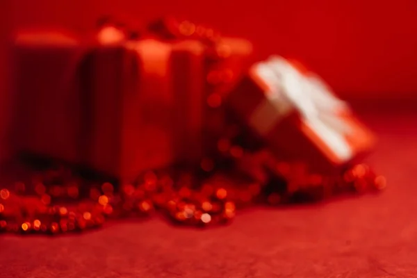 Romantikus nyaralás ajándék piros defocused háttér — Stock Fotó