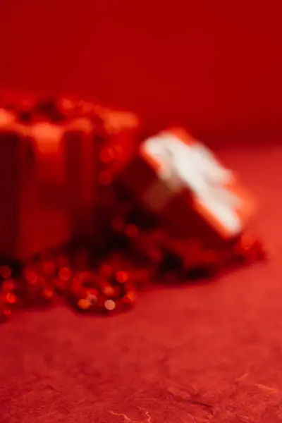 Presente de férias romântico vermelho desfocado fundo — Fotografia de Stock