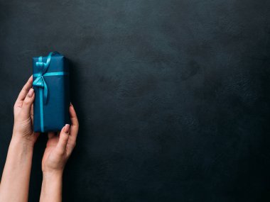 koyu arka plan üzerinde zengin erkekler için pahalı hediye