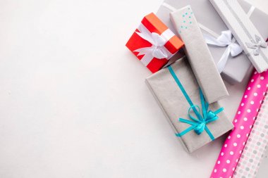 Hediyelik ürün yelpazesine parlak beyaz zemin üzerine