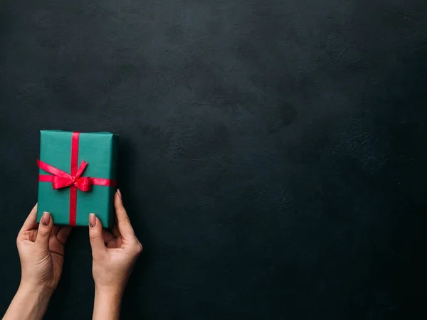 Presentando un elegante regalo su sfondo scuro — Foto Stock