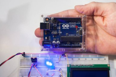 Akıllı mikroişlemci arduino uno modern kavram.