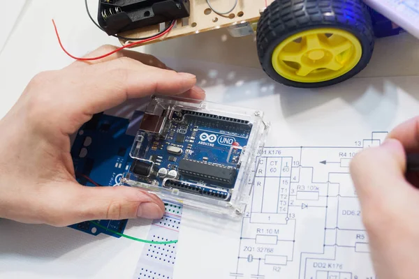 Создание роботов с помощью микроконтроллера arduino uno — стоковое фото