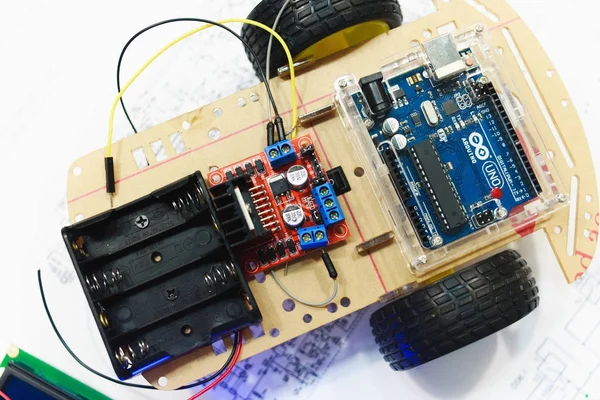 Создание роботов с помощью микроконтроллера arduino uno — стоковое фото