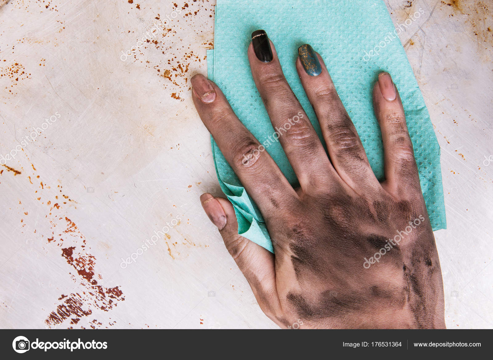 грязные руки девушки. грязные руки девушки. грязные руки девушки. ребенок ест грязными руками. грязные руки девушки.