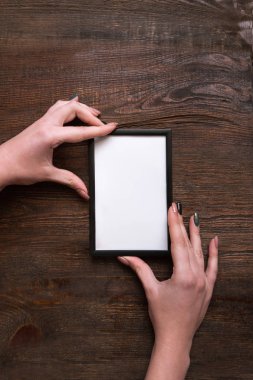 eller beyaz çerçeve ahşap arka plan diploması