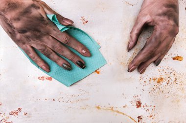 düşük ücretli iş mesleği kirli kadın el temizliği