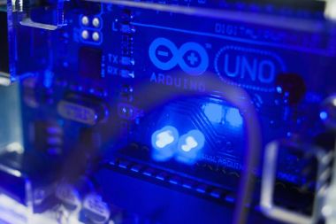 Akıllı mikroişlemci arduino uno modern kavram.
